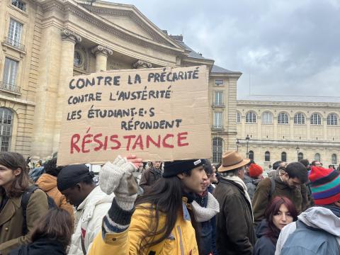 pancartes le 11 février place du Panthéon